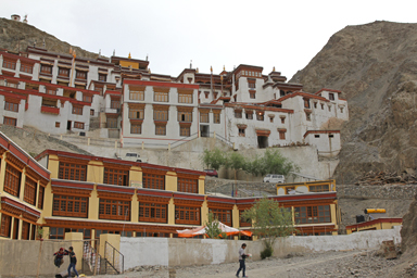 斜面に並ぶリゾンゴンパの外観