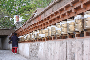 アルチゴンパの外周に並ぶマニ車