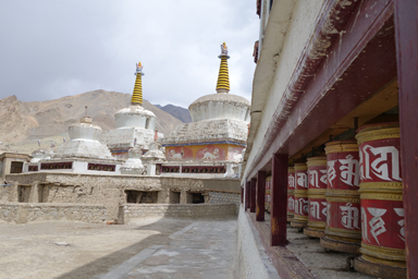 ラマユル・ゴンパの外周に並ぶマニ車