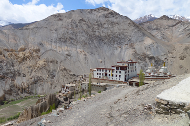 ラマユルゴンパの裏山から見下ろしたお寺と下界の眺め