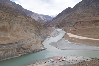 インダス川とザンスカール川の色の違う川の合流地点