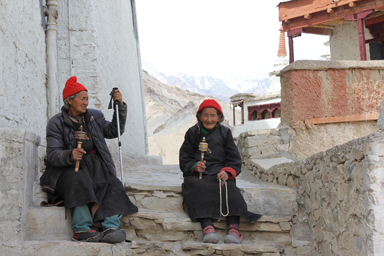ラマユル僧院のお祈りをしているおばあちゃん