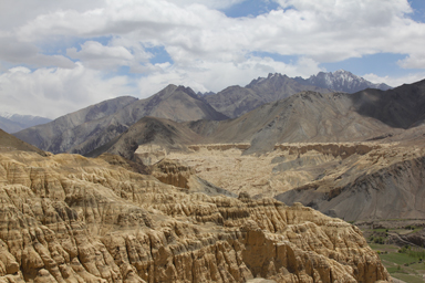 ラマユル僧院から眺める月の谷や壮大な山々