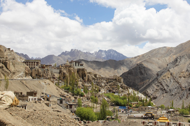 荒々しい丘に立つラマユルゴンパと山々の外観の見どころ