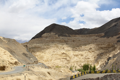 ラマユルゴンパのそばの月の谷と呼ばれる白い岩がごつごつと並ぶ場所