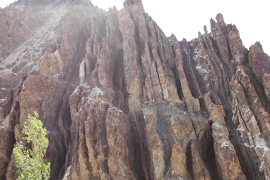 リゾン・ゴンパのそばのひだのようになった地層むき出しの地形