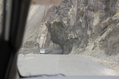 ラマユルゴンパのそばの山を無理に掘った半分トンネルになった道