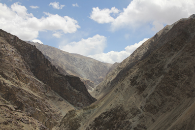 ラマユルゴンパのそばの深く一直線の谷