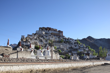 丘にそびえたつ真っ白な僧院のティクセゴンパの外観