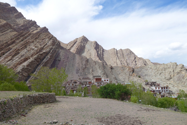 へミスゴンパとねじれた地層がむき出しの山