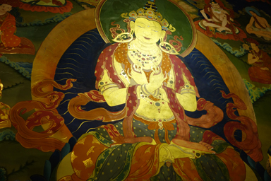 へミス僧院の壁に描かれた輝く金の仏像の絵