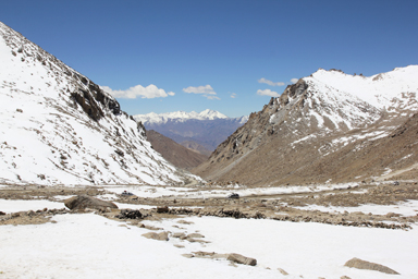 チャン・ラ峠の雪道と青い空