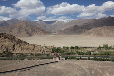 スタクナ・ゴンパの上から眺めるインダス川と山々の景色