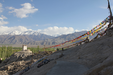 シェイゴンパのタルチョが旗めく様子