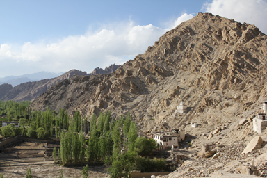 シェイ・ゴンパの後ろに迫まる荒々しい山