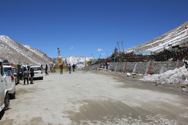 高く見えないチャンラ峠の標高5360mの碑
