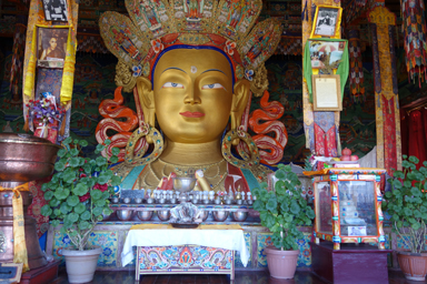 ティクセゴンパの吹き抜けの室内に立つ大仏は2階からちょうど目が合う高さ