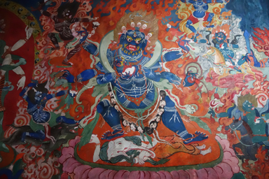 ティクセゴンパの壁に描かれたガネーシャが踏みつけられる絵