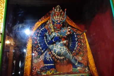 ティクセ僧院の裏に入ると密教の仏像が置かれた光景