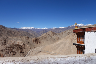 チェムレ・ゴンパの屋上から望む荒々しい山々の景色