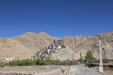 小高い丘に何棟も立ち上がるチェムレゴンパの外観