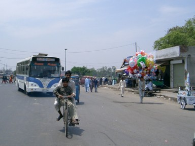 街中のパフォーマンスのような交通風景
