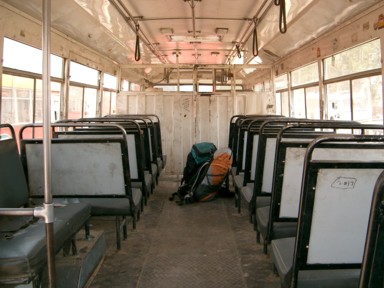 男女別に分かれて乗るバスの内部の様子