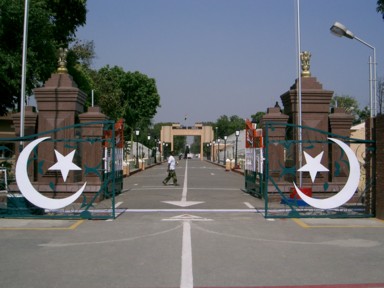 インド・パキスタン国境の熱いセレモニー