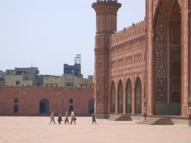 モスクの熱い大理石を渡る裸足の参拝者たち