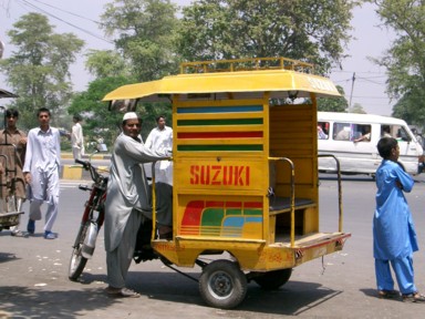ラホールのタクシーはスズキの軽トラック