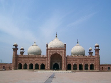 ラホール城の重厚な城壁と歴史的建造物が並ぶ風景。