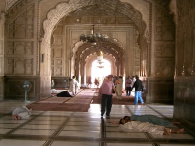 日陰の大理石で昼寝する人々の風景