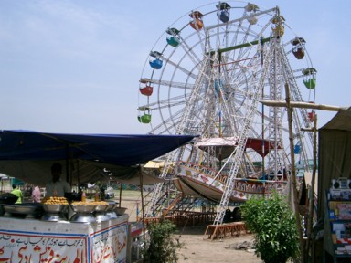 車のエンジンで動く絶叫観覧車のスリル