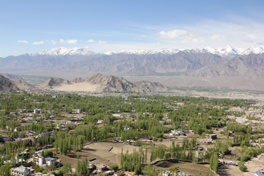 シャンティ・ストゥーパからのヒマラヤ山脈の絶景に囲まれたレーの風景