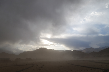 急に雲と風が舞うレーの様子