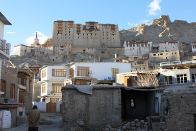 レーの町なかから見上げる王宮