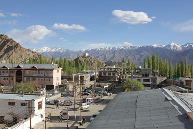 ホテルの屋上から見下ろすレーの街並み。