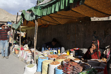 レーの街なかのスパイスを売る露店