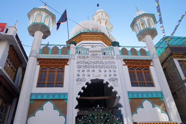 レーのメインバザールの正面にあるモスク