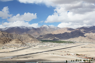 周りに何もない絶景に迎えられるレーの空港