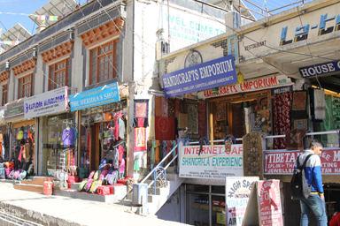 レーのメインマーケットのお土産屋が並ぶ様子