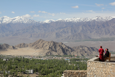 レーの大絶景のなかにたたずむ僧