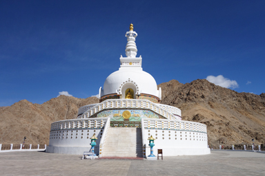 レーの日本寺の真っ白な仏塔