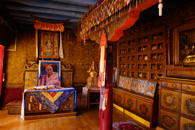 レーのサンカル寺の中のダライラマ14世の写真が飾られている様子