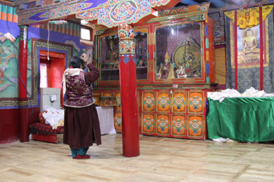 レーのサンカル僧院の中の五体投地をする様子