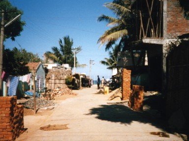 マハーバリプラムの小さな村の通りの様子