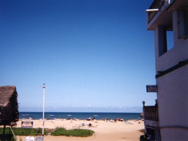 マハーバリプラムの穏やかなビーチと青い空の風景