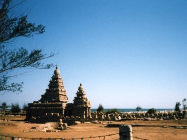 マハーバリプラムの石彫寺院が海辺に佇む荘厳な景観。
