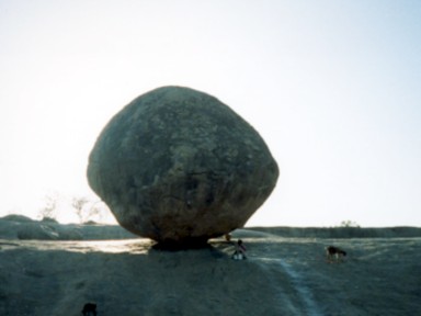 クリシュナのバターボールの落ちそうで落ちない巨大な岩の光景