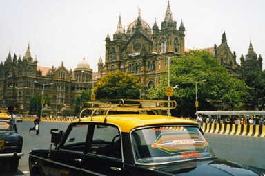 ムンバイの壮麗な駅舎がライトアップされる夜景。